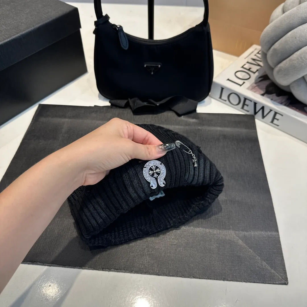 P60 Crow Heart Autumn and Winter Wool Knitted Beanie This must be the favorite of minimalism. It is clean, neat, fashionable and versatile, and will definitely not be picky about your face shape! A fashionable classic that lasts forever! Fashionable black and white can be purchased together